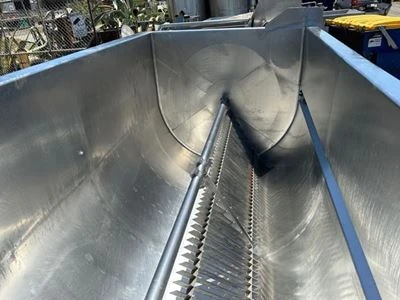 Tinas de Cuajado tipo polivalente marca CMT con descarga por volcado modelo P50 capacidad  de 5000 lts  SEMINUEVAS