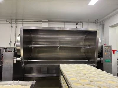 Tinas de Cuajado tipo polivalente marca CMT con descarga por volcado modelo P50 capacidad  de 5000 lts  SEMINUEVAS