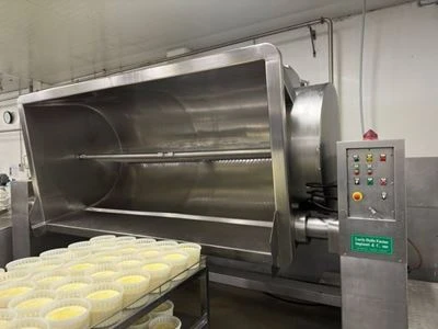 Tinas de Cuajado tipo polivalente marca CMT con descarga por volcado modelo P50 capacidad  de 5000 lts  SEMINUEVAS